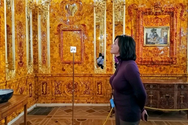 Полностью восстановленная легендарная Янтарная комната приняла первых посетителей к 300-летию Петербурга. 