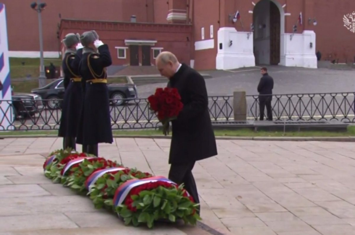 Путин возложил цветы к памятнику Минину и Пожарскому в Москве
