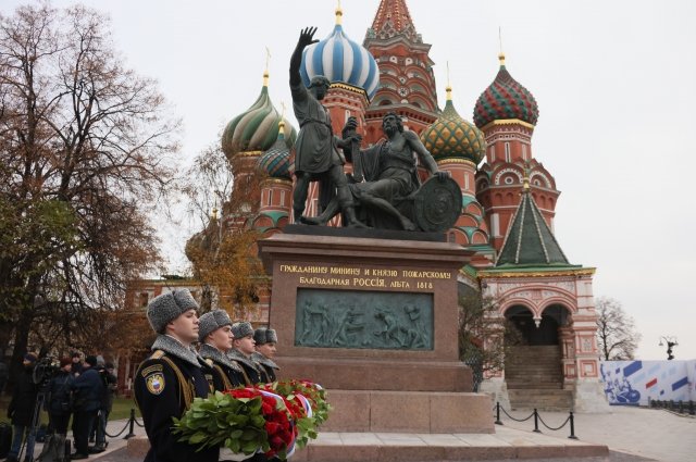 Церемония возложения цветов к памятнику Кузьме Минину и Дмитрию Пожарскому на Красной площади в День народного единства.