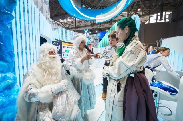 Новогодний чародей «согрел» посетителей самым длинным шарфом в России. 