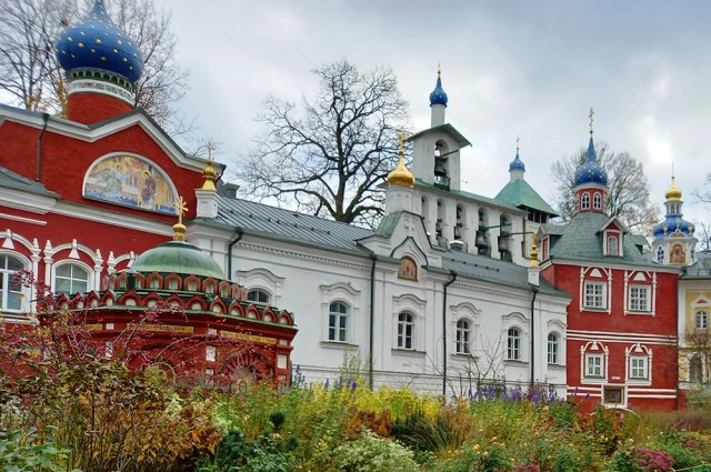 Псково-Печерский монастырь хранит предания старины глубокой.