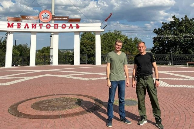 Роман Сушков (справа) даже во время встречи с сыном Андреем (слева) в Мелитополе ходил в одежде, напоминавшую камуфляж.