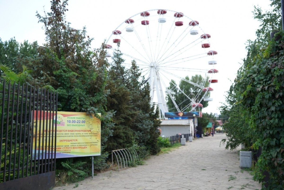 Парк планета. Сарычев Астрахань парк Планета. Парк Победы аттракционы. Аттракционы парка Маяковского.