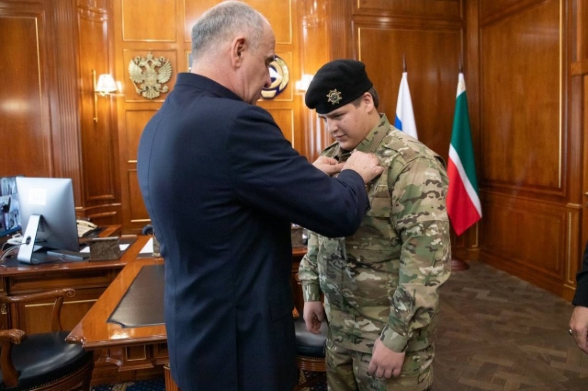 Темрезов вручил Адаму Кадырову орден «За заслуги перед Карачево-Черкесией»