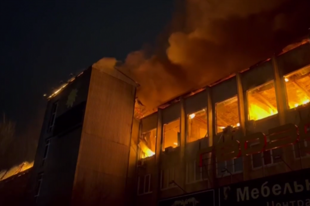 Крупный пожар произошёл в торговом центре «Гвоздь».