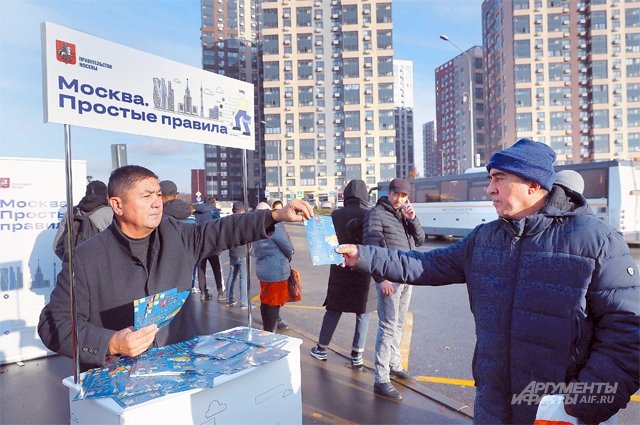 Информирование приезжих начинается уже на остановке. Здесь им раздают буклеты с полезной информацией. Это ещё один пункт проекта правительства Москвы.