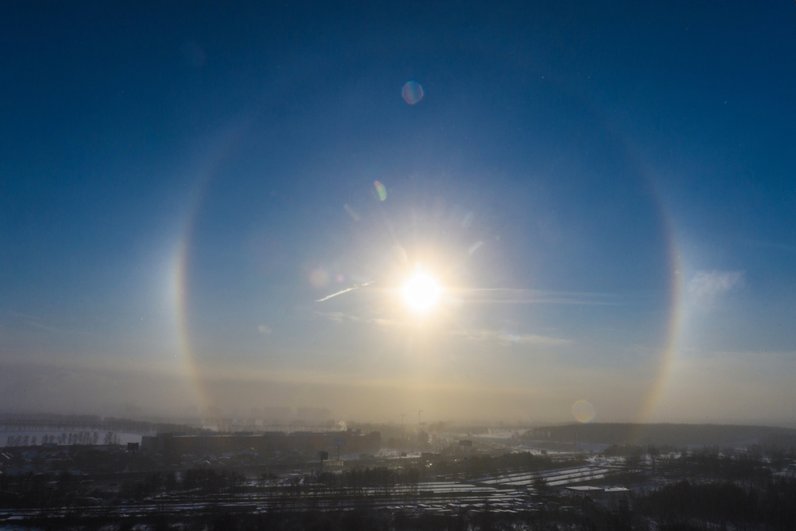 Оптический феномен гало внебе над Москвой.