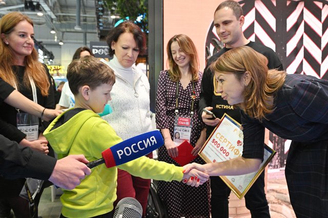 500 000-й посетитель мальчик Матвей Гузев и Наталья Виртуозова, генеральный директор выставки достижений "Россия".