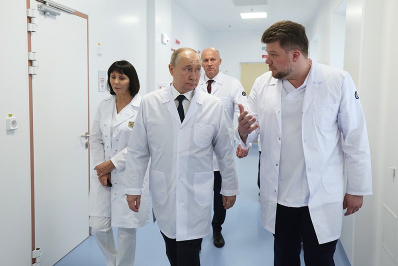 Президент России Владимир Путин во время посещения детского гематологического центра имени Димы Рогачева в Москве.