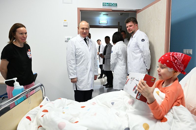 Президент РФ Владимир Путин во время встречи с пациентами в Национальном медицинском исследовательском центре детской гематологии, онкологии и иммунологии имени Димы Рогачева.