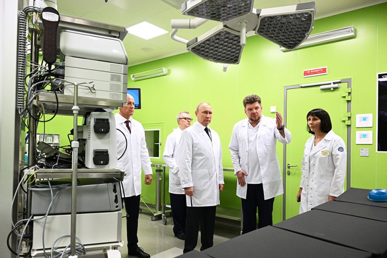 Президент России Владимир Путин во время посещения детского гематологического центра имени Димы Рогачева в Москве.