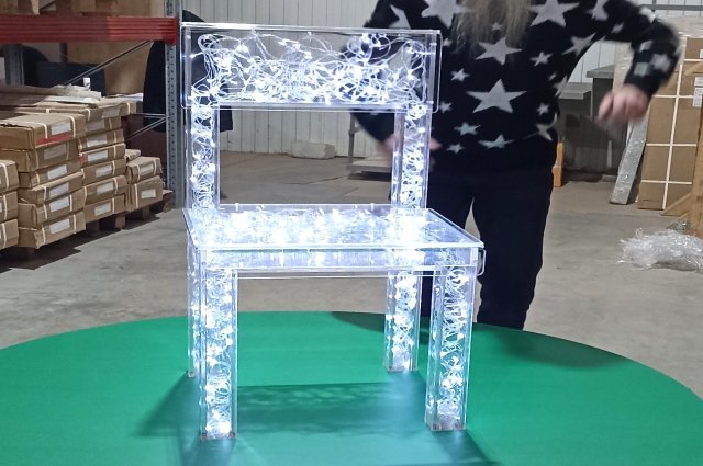 На создание необычного стула ушло более 100 тысяч рублей.