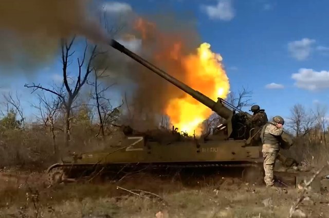 Самоходная артиллерийская установка 2С7 «Пион» ведет стрельбу по украинским объектам