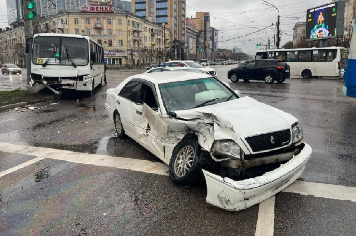 В Воронеже автобус с пассажирами столкнулся с машиной | АиФ Воронеж