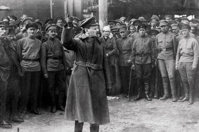 Лев Троцкий произносит речь перед солдатами Красной армии. 