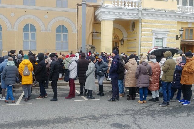 Очередь в кассы Большого театра за билетами на балет «Щелкунчик».