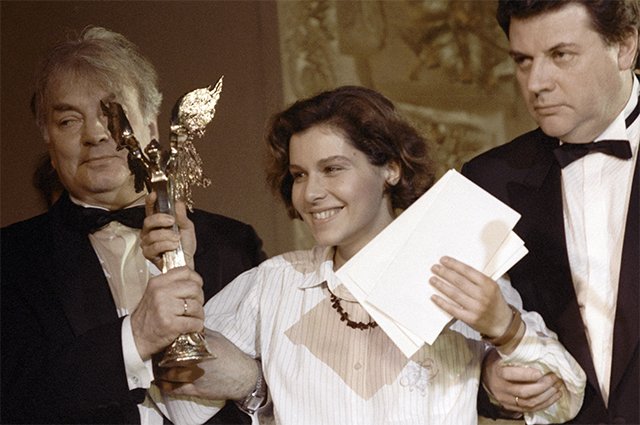 Наталья Негода получает Национальную кинематографическую премию «Ника» за лучшую женскую роль в фильме «Маленькая Вера». 1989 г.