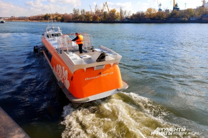 Запуск прошел отлично, судно резво двинулось против течения.