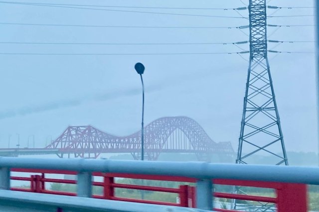 Автомобильный мост через реку Иртыш был открыт в 2004 году.