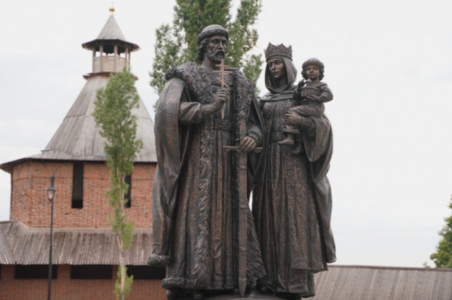 Памятник Дмитрию Донском с женой в Нижнем Новогороде.