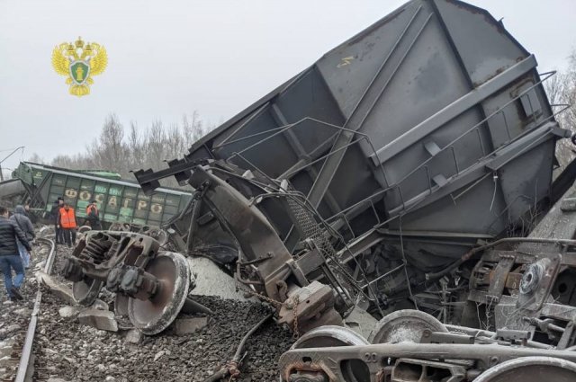 19 вагонов грузового поезда сошли с рельсов рядом с Рязанью.
