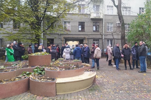 Активисты собрались во дворе дома №16 по Тверской улице.