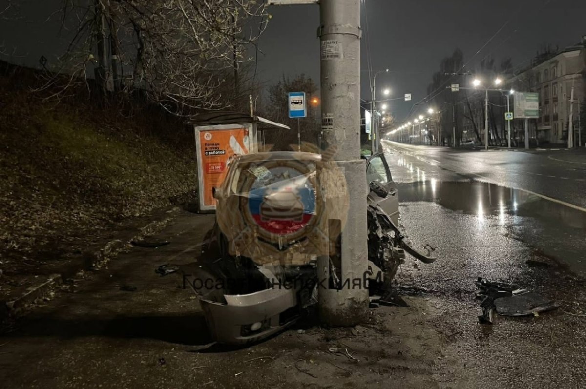 Двое молодых людей в Саратове врезались на «Инфинити» в столб | АиФ Саратов