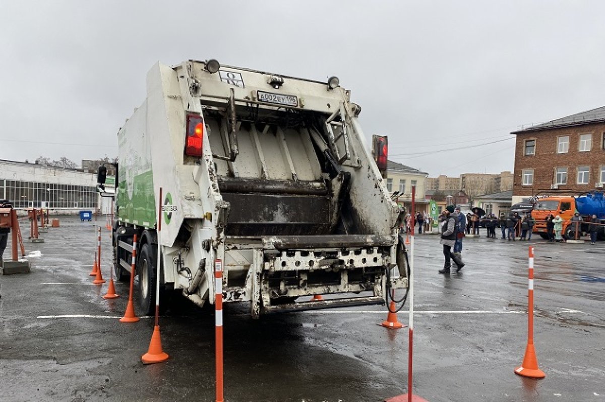 В Екатеринбурге устроили гонки мусоровозов | АиФ Урал