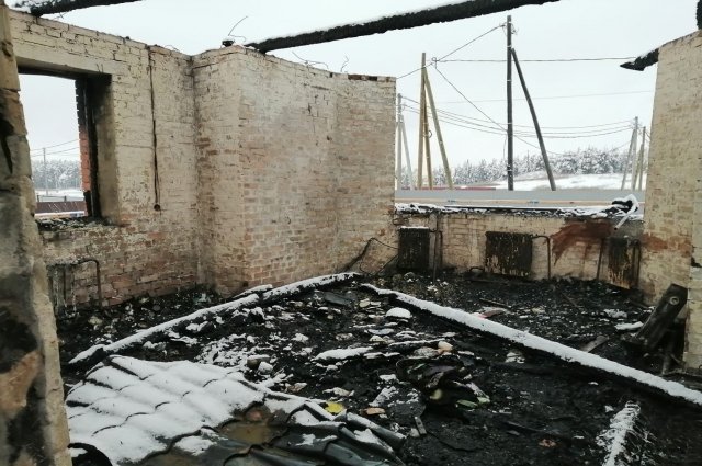 Двухэтажный дом сгорел вместе с имуществом и документами.