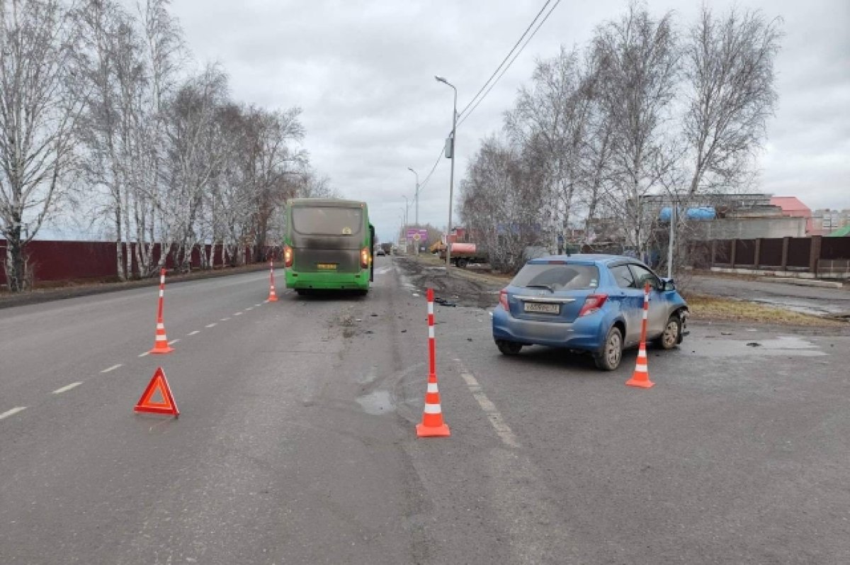 Автобус и иномарка столкнулись в Тюмени АиФ Тюмень