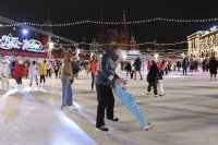 Кататься по льду ГУМ-катка и любоваться прекрасными видами центра столицы можно будет уже с 29 ноября.  