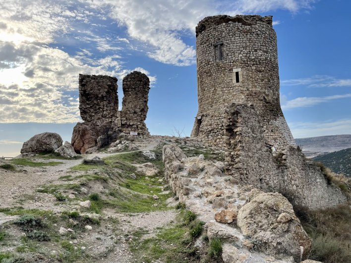 В 1423 году и 1433-1434 годах Чембало была захвачена феодоритами. В 1460-е годы укрепления были перестроены. В юго-восточном углу появилась цитадель с мощной башней-донжоном в одной из самых высоких точек.
