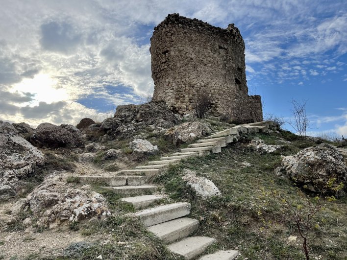 В 1354 году ордынский хан захватил крепость и уничтожил сооружения. После заключения мирного договора генуэзцы восстановили крепость. 