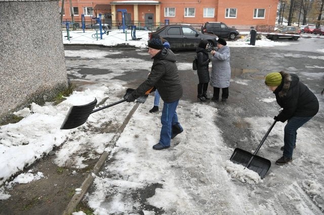 Многие жители Петрозаводска после метели сами взялись за лопаты.