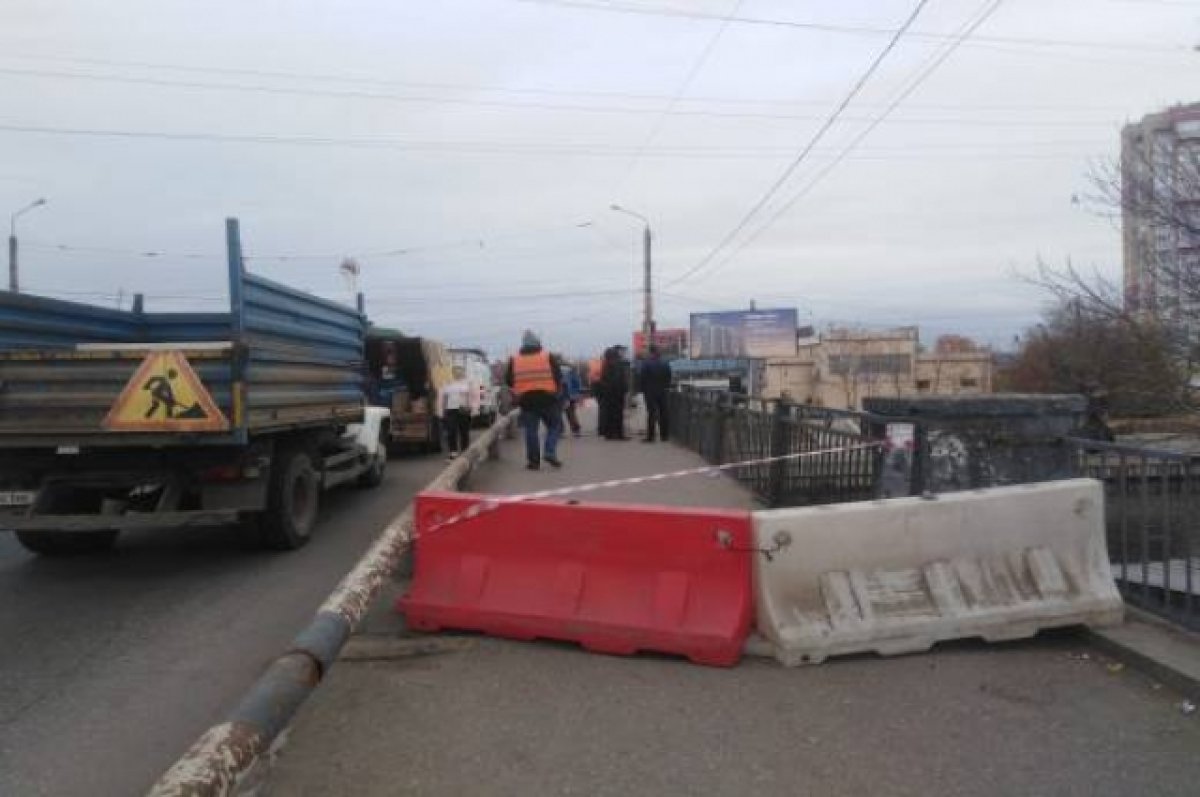 В Астрахани ограждения на Красном мосту упали в реку | АиФ Астрахань