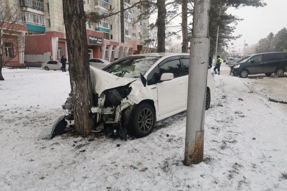 В Комсомольске-на-Амуре водитель Toyota устроил тройное ДТП и пострадал |  АиФ Хабаровск