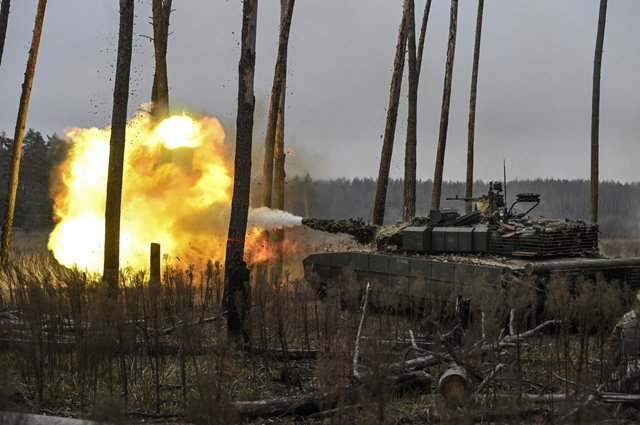 Танк Т-80 ВС РФ ведет огонь по ВСУ