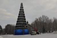 Скоро на елку повесят гирлянду и новогодние игрушки. 