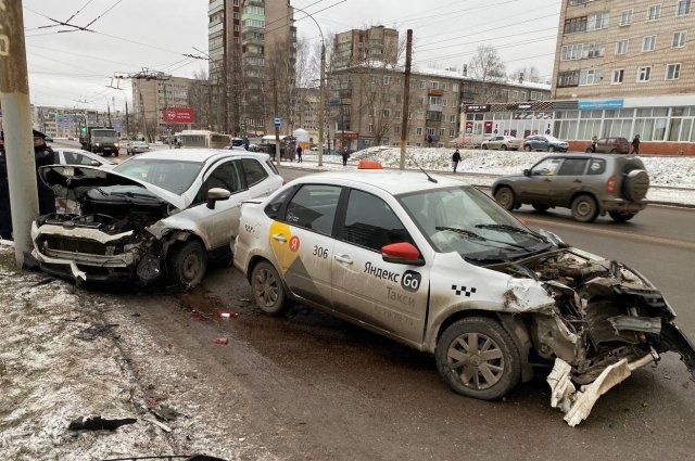 На улице Московской толкнулись два автомобиля – «Лада Гранта» и Ford. 