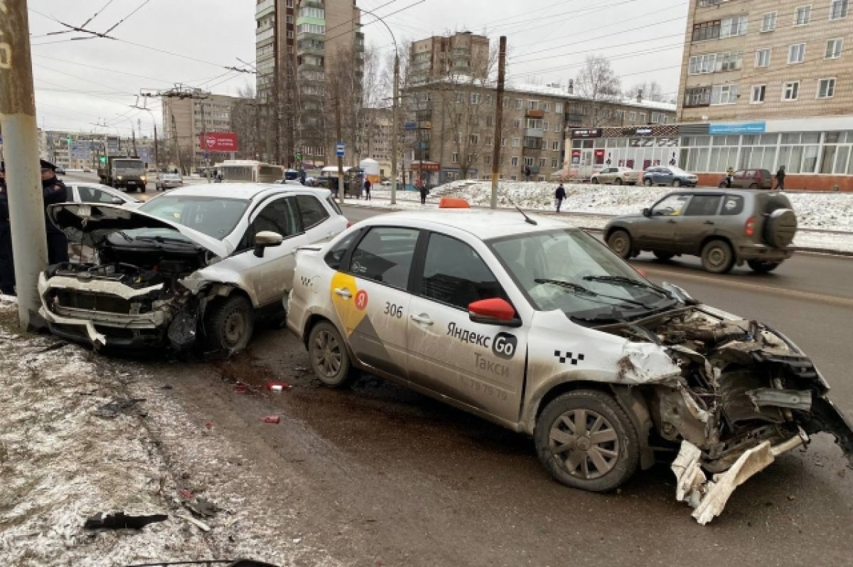 В Кирове в ДТП с автомобилем такси пострадали пять человек | АиФ Киров