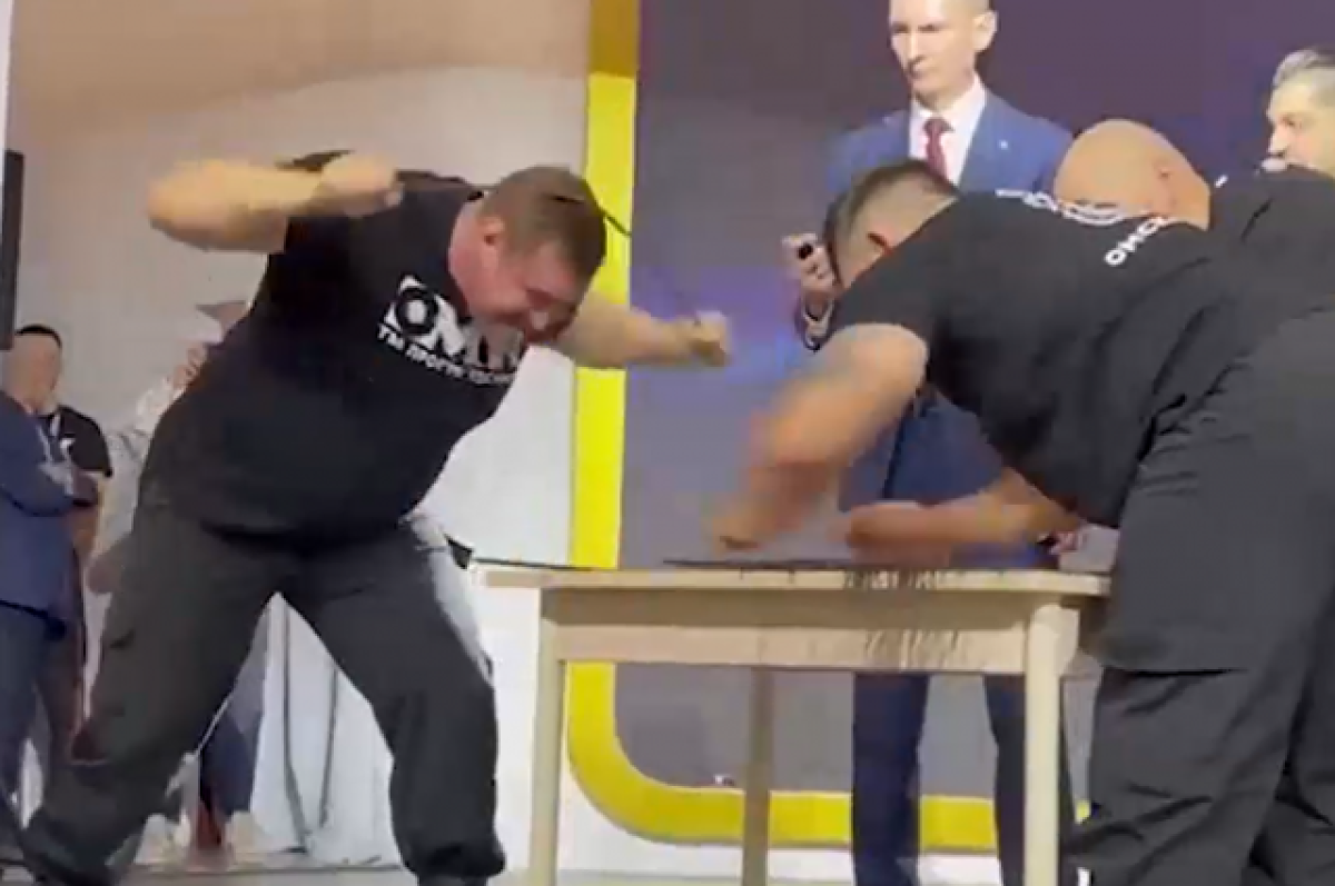 Омич установил мировой рекорд по сгибанию железных прутьев о голову