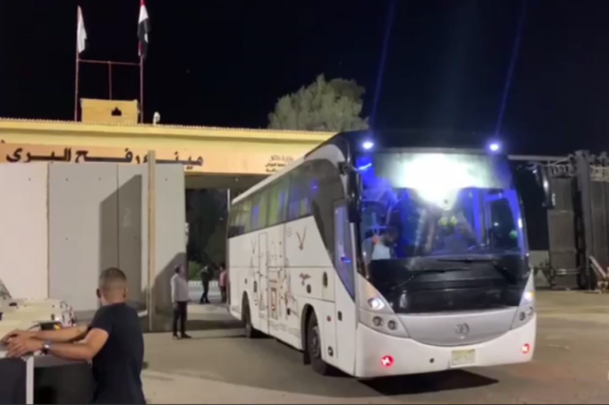 МЧС: группа из еще 46 россиян, эвакуированных из Газы, выдвинулась в Каир