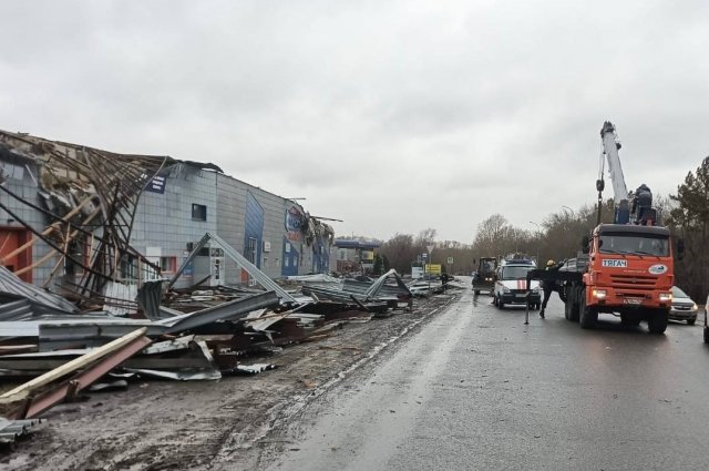 Кемеровские спасатели помогают устранять последствия ураганного ветра.