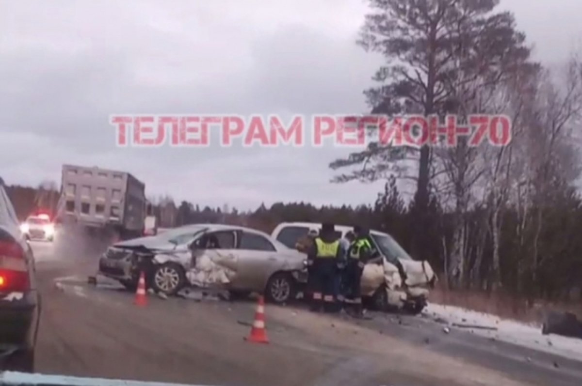 Видео: на томской трассе легковушка столкнулась с минивэном | АиФ Томск