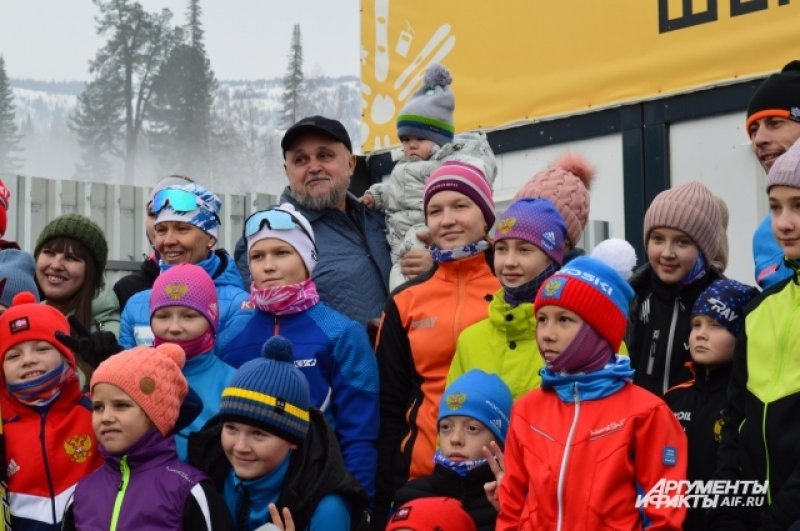 Курорт оценил и губернатор Сергей Цивилев, который посетил крупные стройки и завершённые объекты, а также лично познакомился с юными горнолыжниками, которых тренирует олимпийский чемпион Александр Бессмертных. 