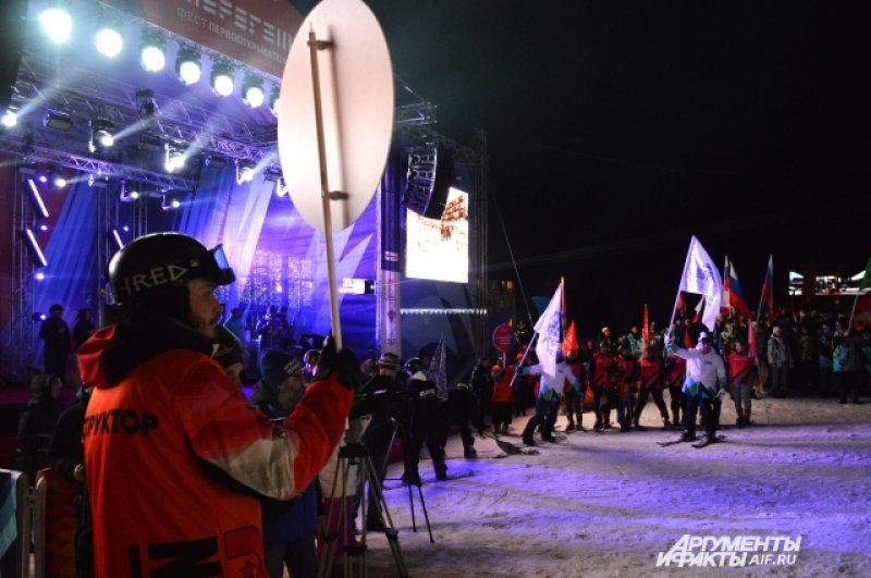 В Кузбассе впервые прошёл парад горнолыжных сил: с флагами, на лыжах или бордах с горы к сцене спустились сотрудники отелей, гостиниц, пунктов проката, инструкторы, воспитанники спортивных школ и сотрудники других лыжных кузбасских курортов.