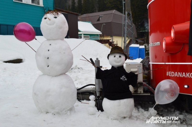 Снежное настроение создавали и сами туристы — лепили снеговиков и активно участвовали в конкурсах. На открытии сезона были не только кузбассовцы, но и гости из Новосибирска, Омска, Томска и даже Нижнего Новгорода. 