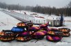 Пока в тестовом режиме открыли самый большой тюбинг-парк в России «Белка», который к Новому году заработает в полную силу. На восьми горках разной сложности можно будет прокатиться круглый год. 