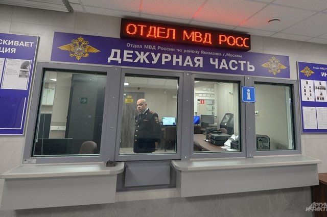 Полиция Ясного занялась дракой 2 взрослых с компанией подростков с трубами.