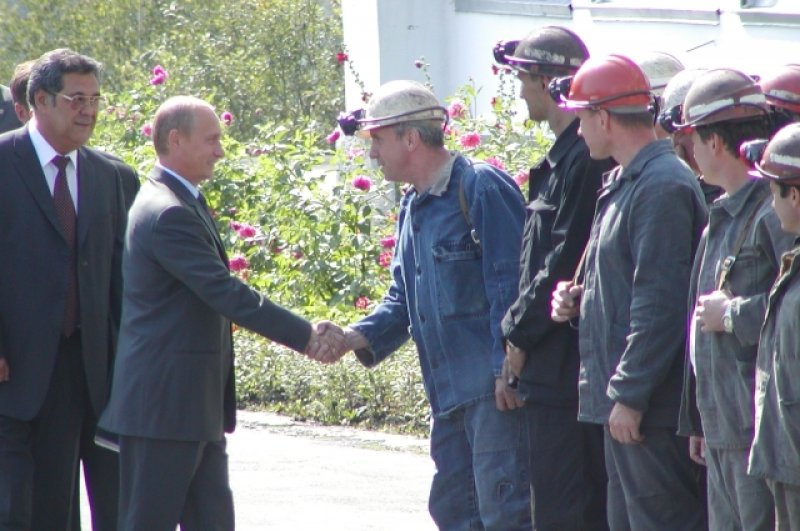В 2002 году на шахте Распадской прошло выездное заседание президиума Госсовета. Владимир Путин и Аман Тулеев приветствовали горняков шахты.